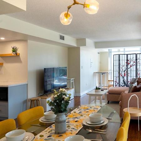 Large 2 Bedrooms Besides Cn Tower Торонто Экстерьер фото