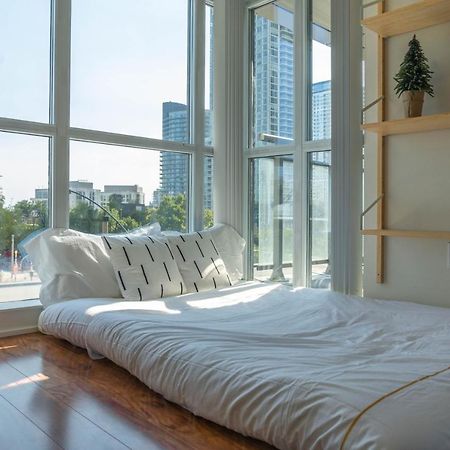 Large 2 Bedrooms Besides Cn Tower Торонто Экстерьер фото