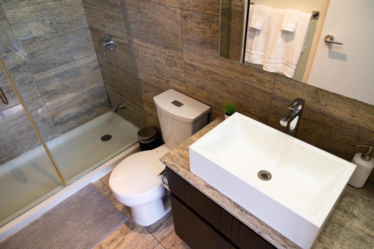 Large 2 Bedrooms Besides Cn Tower Торонто Экстерьер фото
