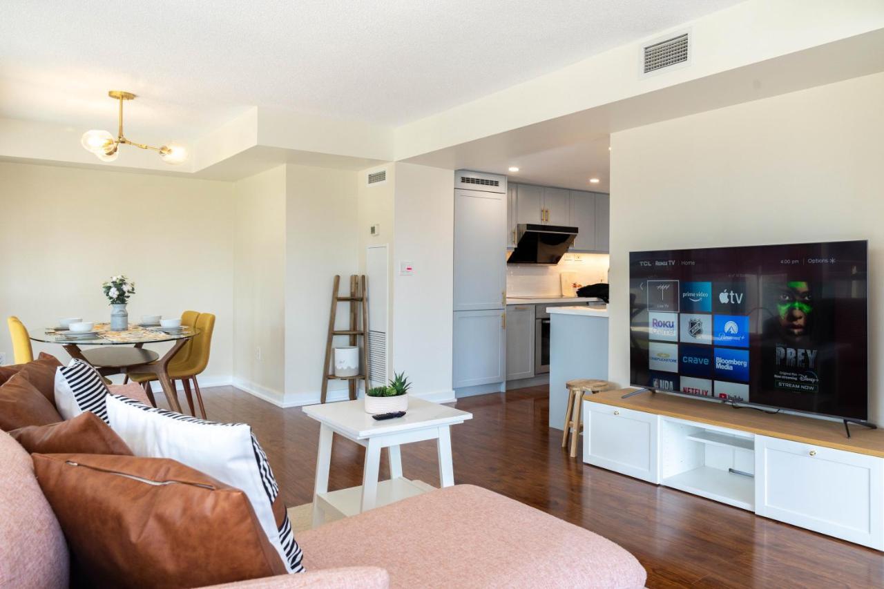 Large 2 Bedrooms Besides Cn Tower Торонто Экстерьер фото