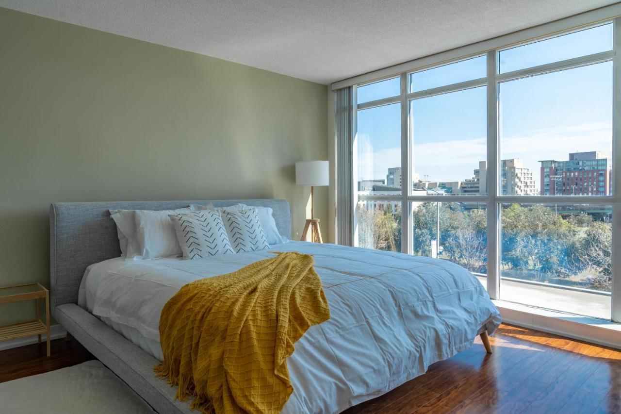 Large 2 Bedrooms Besides Cn Tower Торонто Экстерьер фото