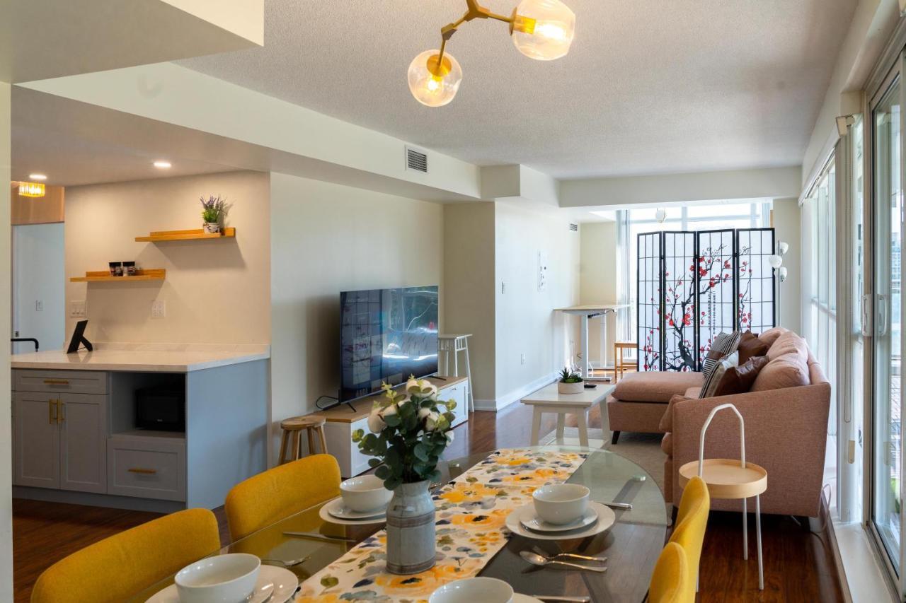 Large 2 Bedrooms Besides Cn Tower Торонто Экстерьер фото
