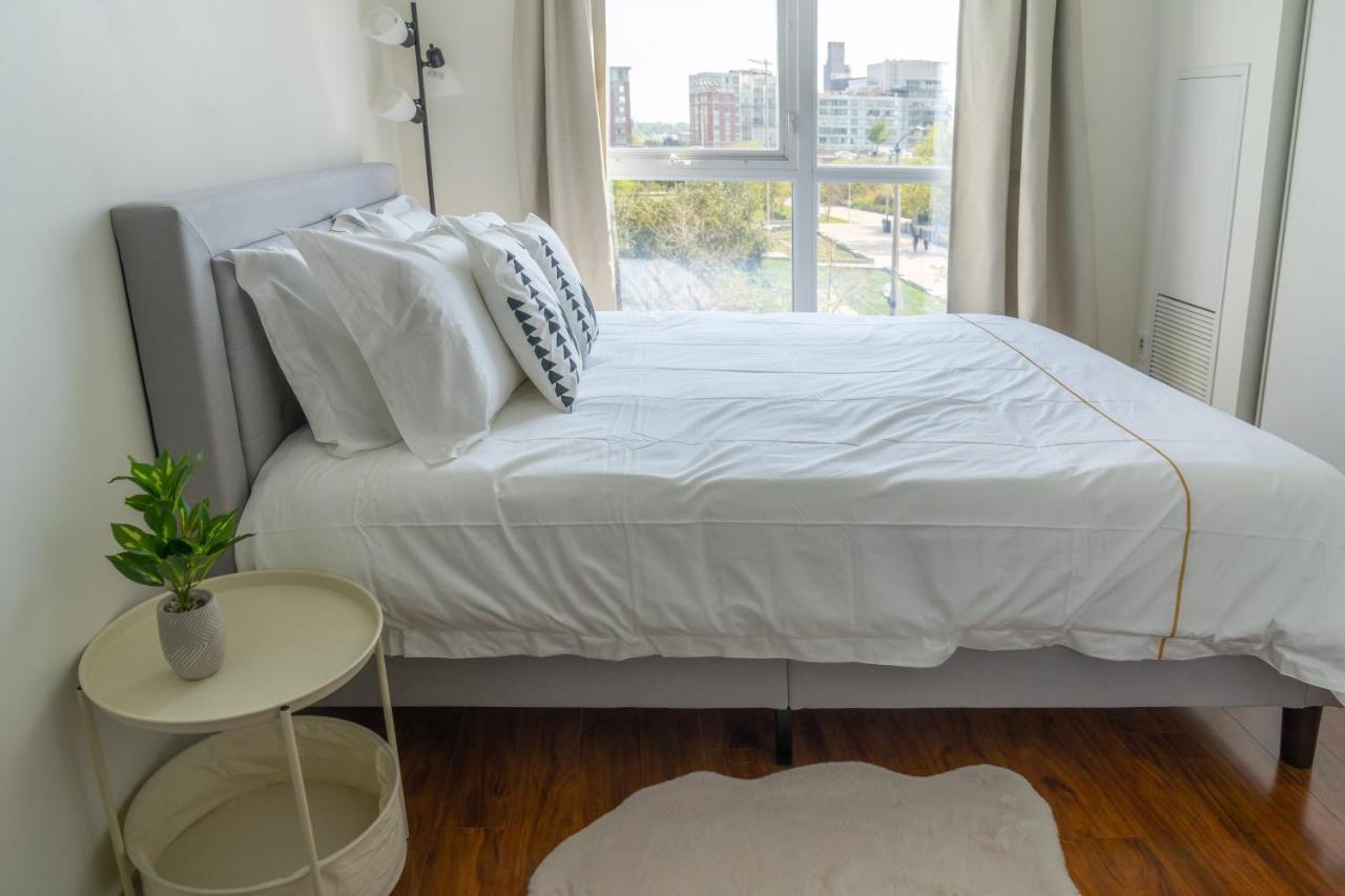 Large 2 Bedrooms Besides Cn Tower Торонто Экстерьер фото