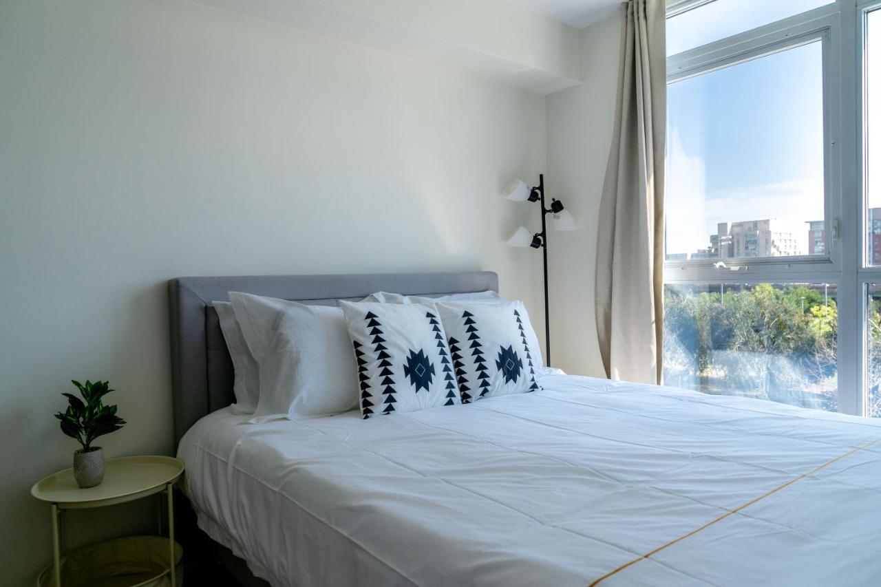 Large 2 Bedrooms Besides Cn Tower Торонто Экстерьер фото