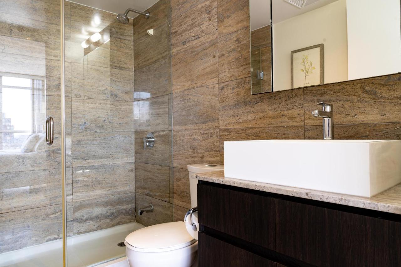 Large 2 Bedrooms Besides Cn Tower Торонто Экстерьер фото