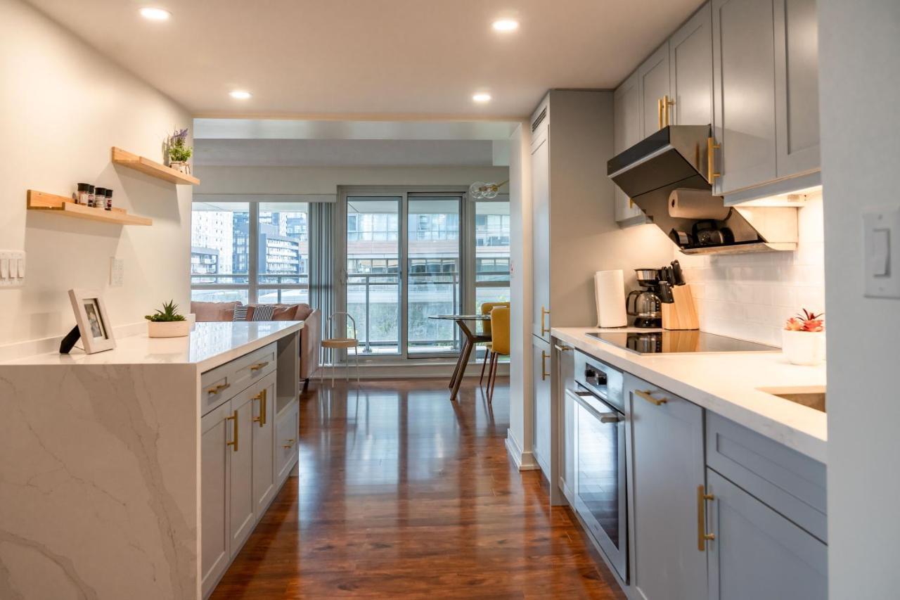 Large 2 Bedrooms Besides Cn Tower Торонто Экстерьер фото