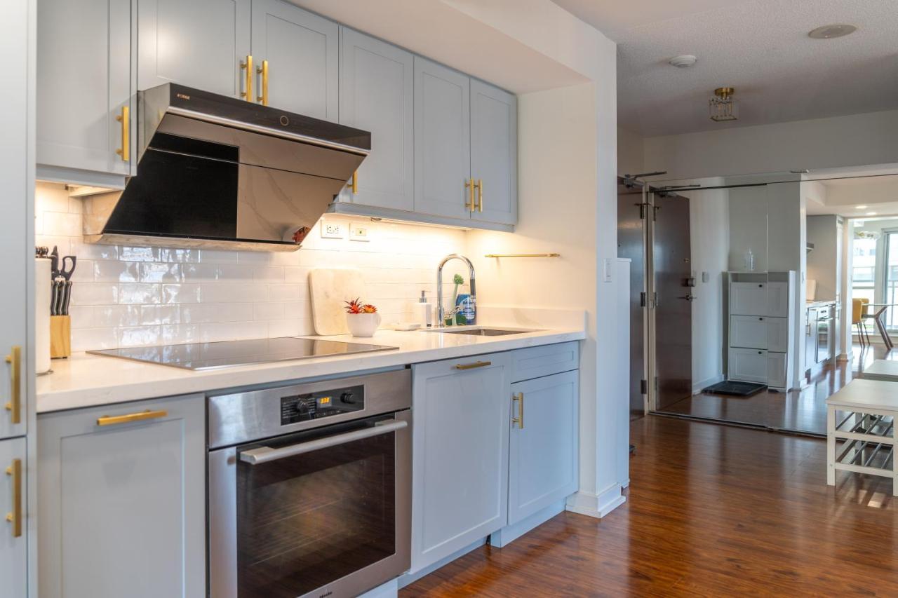 Large 2 Bedrooms Besides Cn Tower Торонто Экстерьер фото