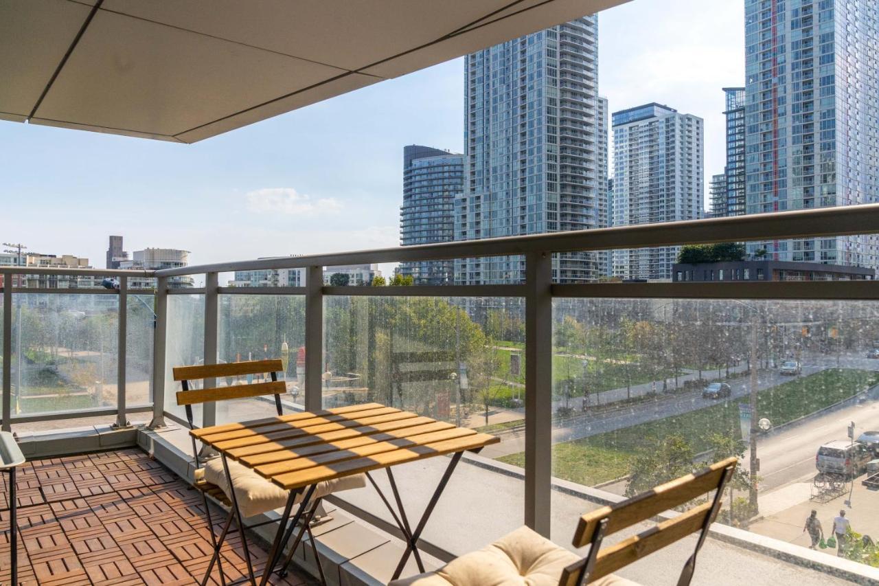 Large 2 Bedrooms Besides Cn Tower Торонто Экстерьер фото