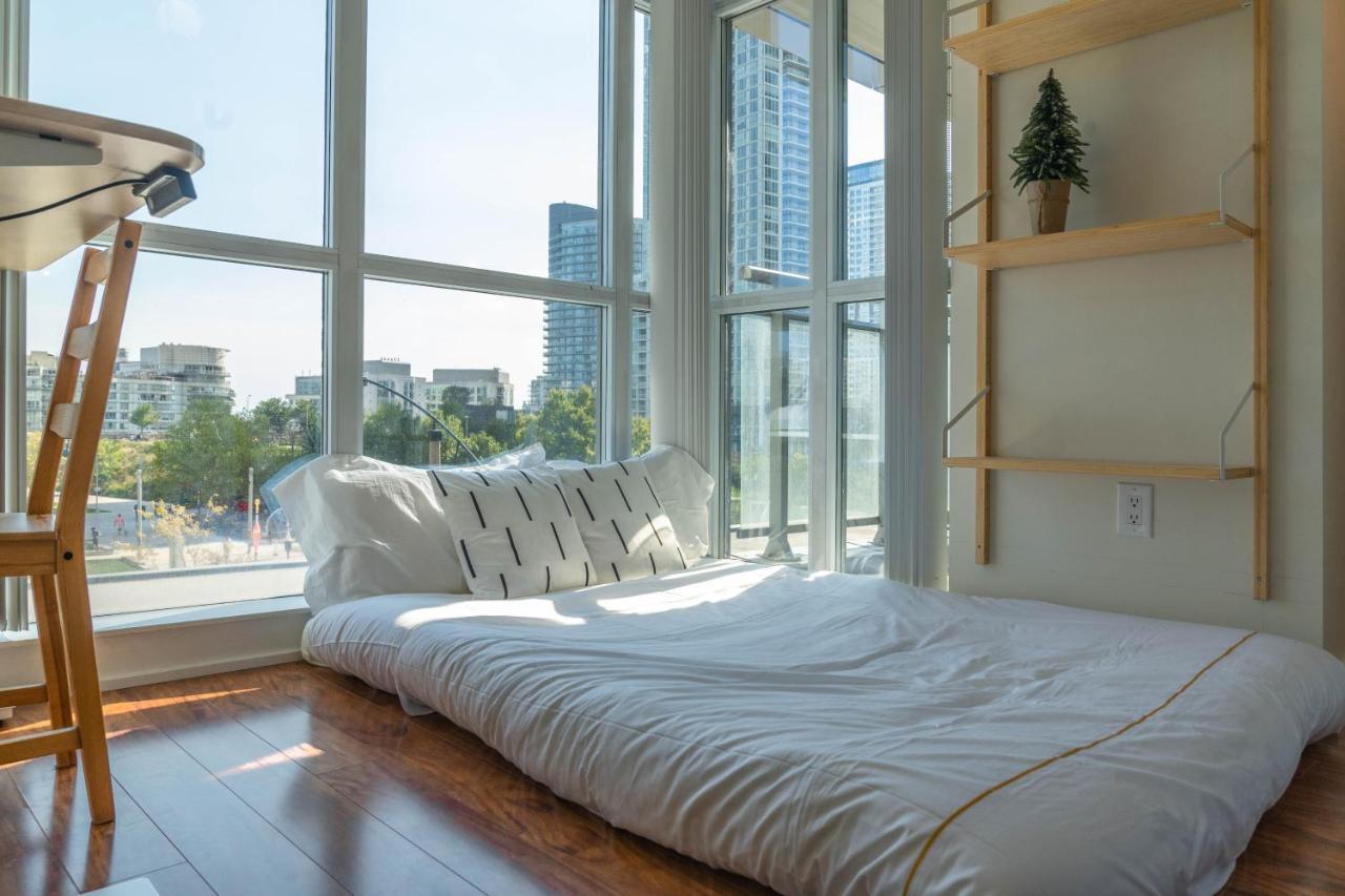 Large 2 Bedrooms Besides Cn Tower Торонто Экстерьер фото
